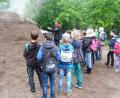 Bild: Ulrike Erlbacher
Köhler Klaus Scheibl und die Ebermannsdorfer Schulkinder.