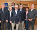 Bild: dob
Günter Schober (Zweiter von links) führt nun den Soldatenverein. Richard Meier (Vierter von rechts) übernimmt als Stellvertreter. Kreisvorsitzender Richard Berger (links) und Bürgermeister Andreas Wutzlhofer (rechts) zeigen sich über den Fortbestand sehr froh.