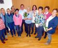 Bild: hai
Von Elisabeth Kopp, Irene Fraunholz und der bisherigen Vorsitzenden Gertraud Zetlmeisl (vorne von rechts) nimmt das neue Vorstandsteam mit Teamsprecherin Anita Kopp, Martina Fischer, Christine Kirchberger, Monika Walter, Petra Winde (von links) und Anni Wilfling (Zweite von rechts) Abschied. Dem Trio danken auch Präses Pfarrer Sven Grillmeier und Bezirksvorsitzende Elke Burger (Sechster und Achte von links).