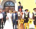 Bild: es
Viele Vereinsvertreter gratulieren den Neuvermählten: Franziska und Alexander: (Vorne, von links) Rudi Schneider und Paul Braun für den Kirchenchor, (hinten, von links) Andreas Kneidl und Josef Kirchberger für die Feuerwehr, (vorne, von rechts) Josef Schneider und Rainer Dobmeier für die Kolping-Fanfarengruppe und Fred Eckl mit "Michelle" (hintere Reihe von links) Andreas Schönberger und Josef Wittmann Stelzengänger.