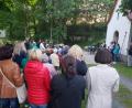 Bild: kaz
Vor rund 70 Gläubigen zelebriert Stadtpfarrer Konrad Amschl die Maiandacht in Kuchenreuth.