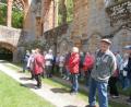 Bild: jzk
Die Ruine der ehemaligen Klosterkirche Gnadenberg beeindruckt die Senioren durch die Monumentalität der noch stehenden hohen Außenmauern und durch das gotische Maßwerk ihrer großflächigen Fensteröffnungen.