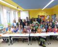 Bild: sl
Die „gute Seele der Schule“ Martha Härtl (mit Blumen) mit ihren Kindern Sabine und Wolfgang (links und rechts von ihr), im Kreise der Grundschulkinder, des Bürgermeisters, Elternbeirats, Lehrerschaft mit Schulleiterin Dorit Schmid (Vierte von links), Handarbeitslehrerin Brigitte Krapf, ehemaliger Schulleiter Josef Karl, Altbürgermeisterin Waltraud Benner-Post, Härtls Kollegin Renate Kraus und ihre Nachfolgerin Heike Pausch (Zweite von rechts).