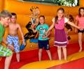 Bild: R. Kreuzer
Die Kinder hüpfen beim Sommerfest der EAW-Siedler was das Zeug hält.