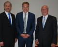 Bild: Portner
Präsident Wolfgang Bauer (Mitte) verabschiedete Engelbert Zollner (rechts) und führte Wilfried Knaut als neuen Leiter des Amts für Digitalisierung, Breitband und Vermessung Nabburg ein.