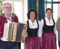 Bild: fsb
Brauchtumsforscher Bertram Erhardt (rechts) unterhält im Maria-Seltmann-Haus mit den „Zupfer-Moidln und dem Musikanten Gerhard Reber.