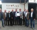 Bild: ffz
Über die Auszeichnung für den Pressather TSV freuen sich (von links) Reiner Sirtl (Kassier), dritter Bürgermeister Wolfgang Graser, Wunibald Heinl (Bauausschuss), Josef Sirtl (Vereinsvorsitzender), Albert Kellner (Kreisspielleiter), Franz Ficker (Ehrenamtsbeauftragter), Berthold Kraus (Spielleiter), Willi Hirsch (Schiedsrichterobmann) und Josef Bösl (Schriftführer).