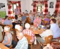 Bild: hcz
Im vollen Vereinsheim des Weiden Ost referiert Annette Karl (hinten, links). Ortsvereinsvorsitzender Horst Fuchs (stehend) begrüßt die Gäste. Sein Kollege vom Hammerweg, Josef Lingl, rechts daneben.