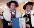 Bild: exb
Johannes von Lengenfeld (Hans Lukas, links) erhält vom Erlauchten Hochmeister des Deutschen Ritterbundes, Konrad von Winterstetten, Urkunde und Ehrennadel für 40 Jahre Treue und jahrzehntelange Mitarbeit.