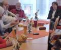 Bild: fsb
Beim Kamingespräch der KAB spricht Landtagsabgeordnete Annette Karl mit Moderator Alfons Ernstberger und den Anwesenden.