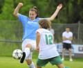 Bild: Hubert Ziegler
Anna Vogl vom TSV Theuern (links) ist im Zweikampf mit Torschützin Emma Ring vom FC Ezelsdorf eher am Ball.