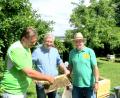 Bild: njn
Zweiter Bürgermeister Johannes Reger (mitte), Rudi Gürtler (rechts) und Klaus Schmidt (links) kontrollieren die Bienenvölker der der Probeimker auf „Weiselrichtigkeit“, dem Vorhandensein einer Bienenkönigin.