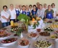 Bild: rgr
Die Frauen des Katholischen Frauenbundes bereiten für die Kommunionkinder ein Buffet vor.