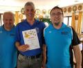 Bild: fjo
Rundenwettkampfleiter Herbert Tröger (links) und Bezirkssportleiter Florian Frischmann (rechts) gratulieren Hans-Jürgen Rewitzer zum Bezirksmeistertitel.