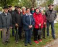 Bild: hl
Stadtgärtner Florian Frank (rechts) führt die Gruppe um die beiden Vorsitzenden Elisabeth Reger (Vierte von rechts) und Therese Prechtl (Fünfte von links) zu den verschiedenen Baumarten im Stadtgebiet.