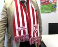 Bild: Hirsch
Jahn-Mitglied Thomas Falter holte sich aus dem Fanartikel-Shop die neueste Schal-Kreation und freut sich auf das Gastspiel seines Lieblingsclubs.