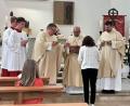 Bild: hai
Bischof Bosco Puthur (Dritter von rechts) zelebriert mit Pfarrer Sven Grillmeier (links daneben) und Kaplan Johannes Bosco (rechts) einen Gottesdienst.