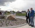 Bild: ads
Bauamtsleiter Klaus Kittler und Bürgermeister Sepp Reindl (v.r.) machten sich vor Ort im neuen Baugebiet Ostfeld I ein Bild von der gelungenen naturhahen Gestraltung und Bepflanzung der Verkehrsinsel auf Vorschlag des Kreisfachberaters für Gartenbau und Landschaftspflege Arthur Wiemet. Die Stadt setzt damit ein sichtbares Zeichen gegen das Insektensterben.