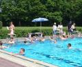 Bild: Lowak
Stündlich gehen die Schwimmteams an den Start. Pro Bahn zahlt ein Sponsor einen Euro.