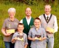 Bild: njn
Die Gewinner des Lotterieschießens mit (hintere Reihe von links) Gisela Uecker, Sascha Helgert und Kai Wienand sowie (vorne von links) Alexander und Fabian Beer.