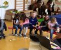 Bild: u
Für die Vorschulkinder des Marien-Kindergartens war beim „Trau-Dich-Kurs“ vor allem „Learning by Doing“ angesagt, wie hier beim Verbandanlegen. BRK-Mann Robert Sedlmeier verstand es ausgezeichnet, den Kindern die richtige Vorgehensweise zu vermitteln.