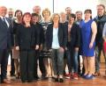 Bild: cr
Das achte und sicherlich nicht letzte Fortbildungstreffen von Schulvertretern des Landkreises Neustadt und der Partnerschulen im Nachbarland Tschechien ist ein Erfolg. Dana Pflaum (vorne, Mitte) organisierte das Treffen, das Schulrätin Margit Walter (vorne, rechts) und Richard Glombitza von der Regierung der Oberpfalz (vorne, links) begleiten.