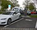 Bild: lue
Wer ein E-Auto hat, kann über eine öffentliche Ladesäule sein Fahrzeug auftanken wie hier am Großparkplatz am ZOB in Tirschenreuth. Oft bleibt der Parkplatz leer. Nutzer müssen dafür ihr eigenes Kabel mitbringen. Etwa sechs bis sieben Stunden kann der Vorgang dauern.