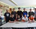 Bild: pmen
Schüler der Hans-Scholl-Realschule Weiden haben mit ihrem Comic zur WAA einen Landespreis im Geschichtswettbewerb des Bundespräsidenten gewonnen. Geschichtslehrer Johannes Paar (links) begleite das Projekt. Gerhard Götz (vorne, mittig) stellte den Schülern einige seiner Fotos zur Verfügung.