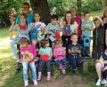 Bild: muk
Stolz präsentieren die Kinder und ihre Betreuer die selbst bearbeiteten und bemalten Holzwerkstücke.