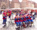 Bild: njn
Klänge aus der Heimat verbreitete der Spielmannszug der Feuerwehr Erbendorf bereits mehrmals bei der Präsentation der Steinwald-Allianz auf dem Nürnberger Hauptmarkt.