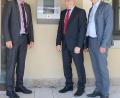 Bild: Landratsamt Tirschenreuth/exb
Dank der Björn-Steiger-Stiftung befindet sich nun ein neuer Defibrillator im Außenbereich des Landratsamtes. Landrat Wolfgang Lippert, Personalrat Max Bindl und Pressesprecher Walter Brucker (von links) schauten sich das Gerät an.