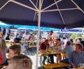Bild: soj
Unter Sonnenschirmen suchten die Festbesucher Schutz vor der Sonne. Bei sommerlichen Temperaturen schmeckten die kühlen Getränke besonders gut.