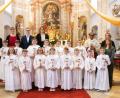 Bild: Foto Hummer/exb
Die Kommunionkinder (mittlere Reihe, von links) Julia Schwartling, Lena Schwartling, Annalena Riedl, Lilly Tischler, Benedikt Fellner, Johannes Schnurrer und Maximilian Benker sowie (vorne, von links) Luisa Wurm, Lissy Scharnagl, Annalena Keil, Liane Fellner, Adrian Scharnagl, Jakob Altnöder, Lukas Schnurer und Luis Schwamberger mit (von rechts) den Tischmüttern Veronika Fellner und Nicole Tischler, Pfarrer George Parankimalil sowie (hinten, von links) Pfarrgemeinderatssprecher Wolfgang Plonner, Tischmutter Maria Wurm, Lehrer Sven Schiml und Tischmutter Marina Schwartling.
