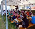 Bild: fnk
Das Sommerfest der Siedlergemeinschaft Feuerhof lockt bei herrlichem Wetter von Mittag bis zum späten Abend zahlreiche Gäste in das Festzelt und die Außenanlagen zum Schlemmen und Feiern.