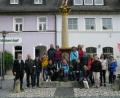 Bild: jzk
An der Sebastianssäule versammeln sich die Mitarbeiter der Bayerischen Justizakademie Pegnitz mit Hans Rösch (links) zu einem Erinnerungsfoto.