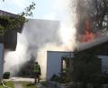 Bild: kro
Das Nebengebäude eines Anwesens an der Regensburger stand kurz nach Ausbruch des Brandes lichterloh in Flammen.