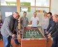 Bild: bk
JU-Vorsitzender Julian Kraus und Stellvertreter Andreas Helgert (Zweiter und Vierter von rechts) übergeben einen Kicker im Wert von knapp 500 Euro.