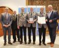 Bild: Giulia Iannicelli/stmi
Verleihung der Sportplakette des Bundespräsidenten in Schweinfurt, von links Bürgermeister Bernd Sommer, Erster Landesschützenmeister Wolfgang Kink, Christian Koch, Alfred Koch, Bernhard Prüfer und Innenminister Joachim Herrmann.