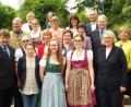 Bild: e
Die erfolgreichen Studierenden zusammen mit Schulleiterin Ursula Hackl (vorne rechts), dem Leiter des Amtes für Ernährung, Landwirtschaft und Forsten, Wolfhard-Rüdiger Wicht (zweite Reihe, links), Landrat Richard Reisinger (Dritter von rechts) und Landtagsabgeordnetem Harald Schwartz (links dahinter).