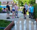 Bild: do
Als besondere Attraktion ist die Kinderkegelbahn beim Gartenfest des SKC Klosterkegler vom spielfreudigen Publikum stets umlagert. Im Gegensatz zu modernen Kegelbahnen müssen allerdings die Kegel nach jedem Schub wieder mühevoll gesammelt und aufgestellt werden.
