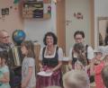 Bild: Lukas Meister
Die "Zupfer-Moidln" Waltraud Neubauer-Zupfer und Renate Zupfer-Vilas singen zusammen mit den Kindern der Kita St. Joseph. Gerhard Reber begleitet sie mit der Steirischen.