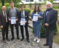 Bild: Bühner
Stolz zeigen sie ihre Urkunden: Alexander Gradl, Berufsschullehrer Werner Klement und Ceyda Mutluoglu vom Staatlichen Berufsschulzentrum Weiden (Zweiter bis Vierte von links).
