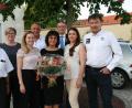 Bild: fpoz
Michaela Härtl bekommt viel Unterstützung von Seiten der Familie und der Freien Wähler für ihre Entscheidung, den Chefsessel im Rathaus bei der Kommunalwahl am 15. März 2020 zu erobern. Im Bild von links zweiter Bürgermeister Karl Busch, Freie-Wähler-Kreisvorsitzende Gisela Kastner, Tochter Regina, Stadtratskollege Winfried Neubauer, Michaela Härtl, Hans Martin Grötsch (stellvertretender Landesvorsitzender der Freien Wähler), Tochter Christina und Ehemann Rainer Härtl.