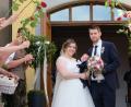 Bild: ohr
Das Brautpaar Franziska und Markus Neudert schloss in der St. –Ulrich – Kirche Schwarzach den Bund der Ehe. Nach dem Jawort vor Pfarrer Walter Hofmann und den Trauzeugen spendete der Priester das Sakrament der Taufe für Sohn Lukas. Die junge Familie durchschritt nach dem Verlassen der Kirche das Spalier der Abordnungen der Theatergruppe Miesberg-Bühne, der KLJB Schwarzach und des Personals der Miesbergstuben.