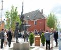 Bild: Gabi Schönberger
Die beiden Bronzefiguren auf dem Neuhauser Marktplatz stehen mit dem Rücken zur Straße. Warum ist das so? Diese Frage kommt im Stadtrat auf.