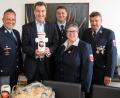Bild: lst
Das Patenbitten der Feuerwehr Wildenau beim Bayerischen Ministerpräsidenten Dr. Markus Söder (2. v. l.) wurde erhört. Das Staatsoberhaupt übernimmt zur Freude der Abordnung mit Festleiter Marcus Fritsch, Vorsitzender Johanna Warwko, Kommandanten Wolfgang Bernreiter und Ehrenkommandanten Hermann Lindner (v. l.) die Schirmherrschaft für das 150-jährige Jubiläum, das von Freitag bis Montag stattfindet.