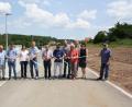 Bild: bjp
Bürgermeister Werner Walberer und Ingenieur Michael Wagner (Fünfter und Vierter von links) gaben gemeinsam mit Vertretern von Stadtrat, Bauamt und Baufirma die neuen Abschnitte der Wiedenhofstraße und der Straße "Hinter dem Tannenberg" frei.