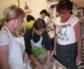 Bild: trj
Michaela Treml, Kinder- und Jugendbeauftragte der Gemeinde Püchersreuth (links) und Carmen Kreuzer (rechts), leiten Lea Gassner (Mitte) beim Formen eines Brotes an. "Learning by doing" und der Spaß kommt auch nicht zu kurz.