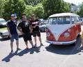 Bild: bö
Michael Hummel (rechts) aus Schmidmühlen hat erst nach Anhören des Wetterbereichtes seinen VW Bully aus der Garage geholt. Seinen 1964 gebauten Liebling hat er in Schweden gefunden und nach Schmidmühlen geholt. "Restauriert habe ich alles selbst, aber beim Lackieren habe ich einen Fachmann dazu geholt" erzählt der Schreinermeister aus Schmidmühlen Von links die Cheforganisatoren Bastian Dürnhofer und Christian Lautenschlager.