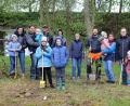 Bild: fpoz
Neue Mitglieder des Fichtelgebirgsvereins Waldershof pflanzten auf dem Vereinsgelände neue Bäume.